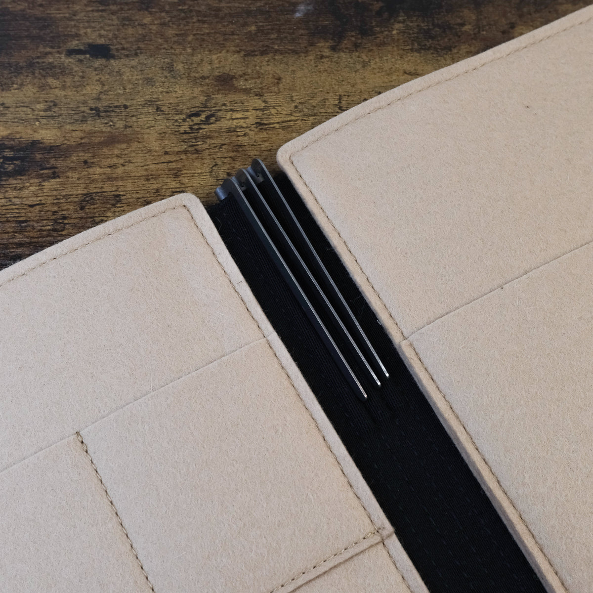 Roterfaden Taschenbegleiter LTD_038 A4 Portfolio in Brown Leather with Sand Felt Interior Showing Metal clips