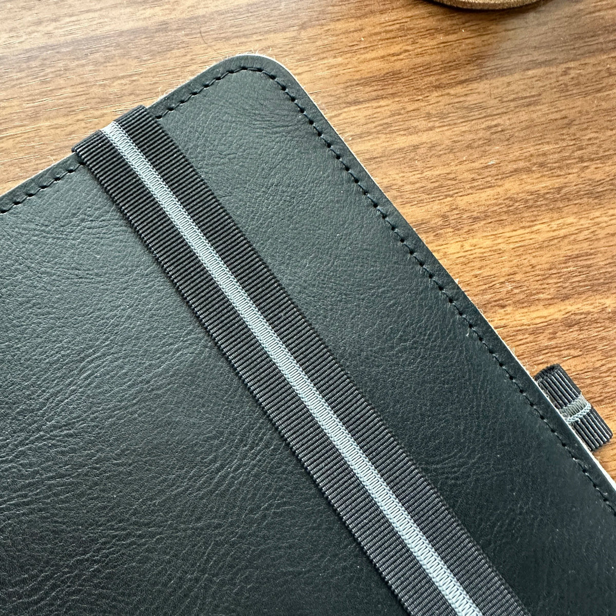 Roterfaden Taschenbegleiter LTD_008 A4 Leather and Black/Grey Ribbon