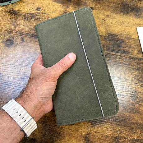 Roterfaden TGS_25 Special Edition A5 Slim Green with Grey Elastic in-Hand