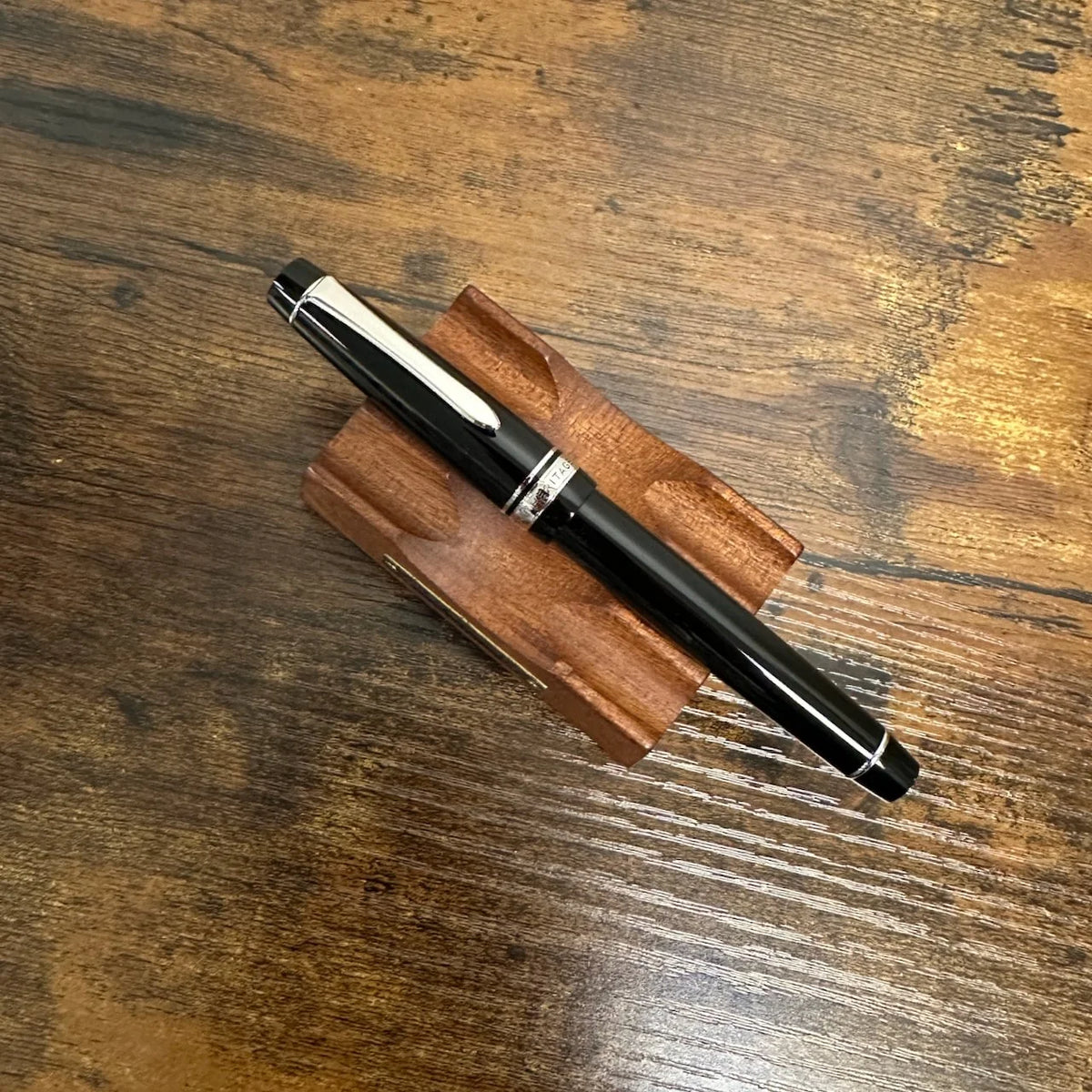Pilot Custom 912 Fountain Pen on Pen Stand