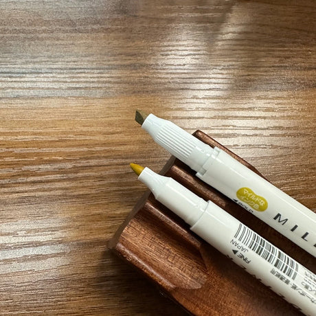 Closeup of Zebra Mildliner highlighter fine, bullet-shaped tip and bold, chisel-shaped tip.