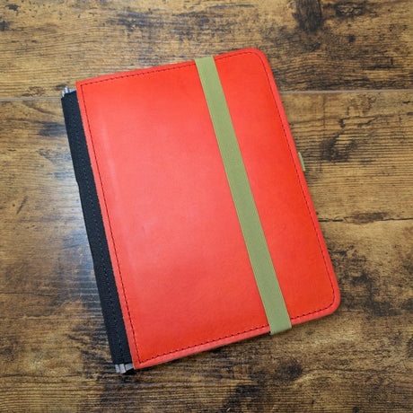 Roterfaden Taschenbegleiter LTD_032 A5 Red Leather with Green Elastic