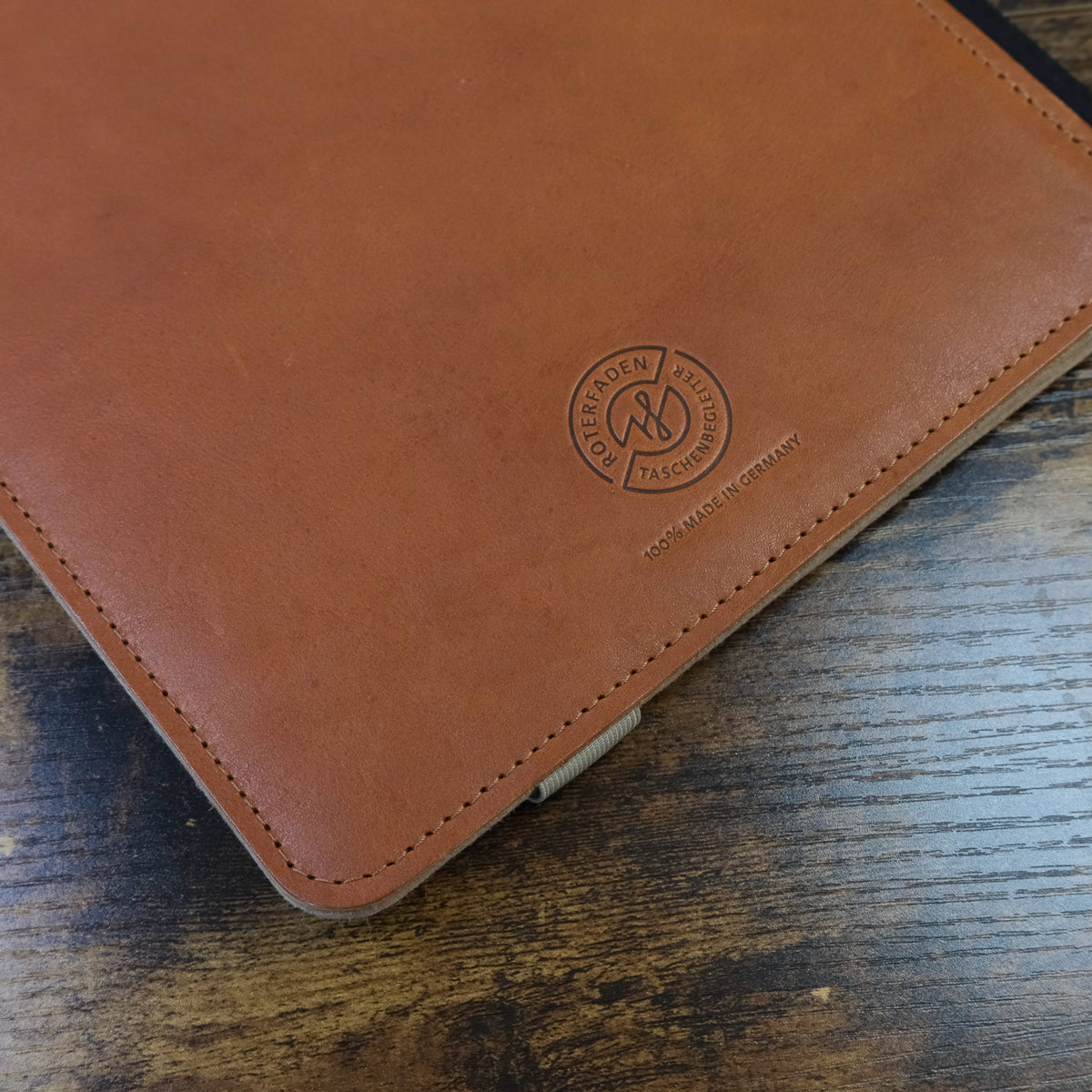 Roterfaden Taschenbegleiter LTD_038 A4 Portfolio in Brown Leather showing imprint on back cover with "Roterfaden Tachenbegleiter" text