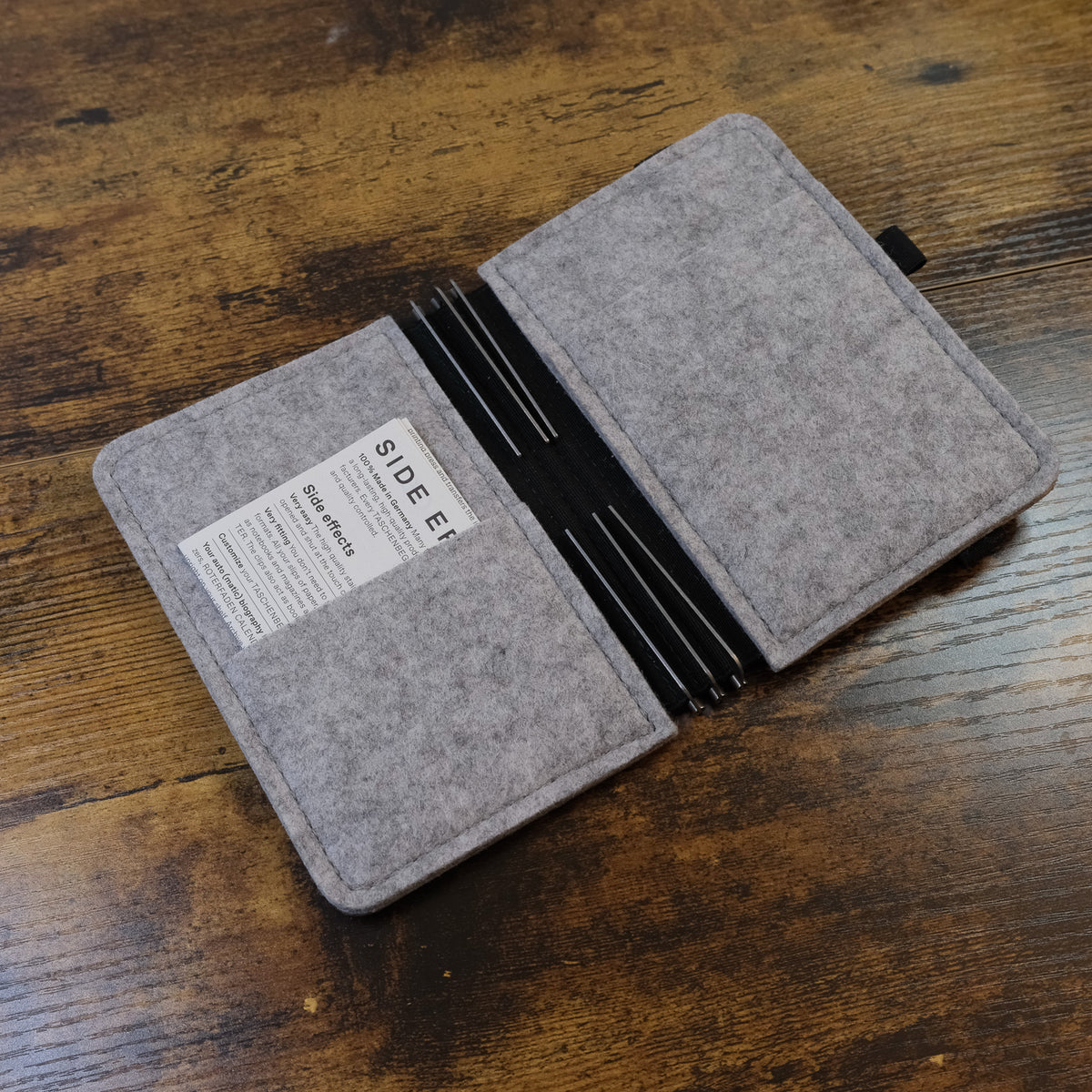 Roterfaden Taschebegleiter BS_20 in A6 size open on table showing grey felt interior