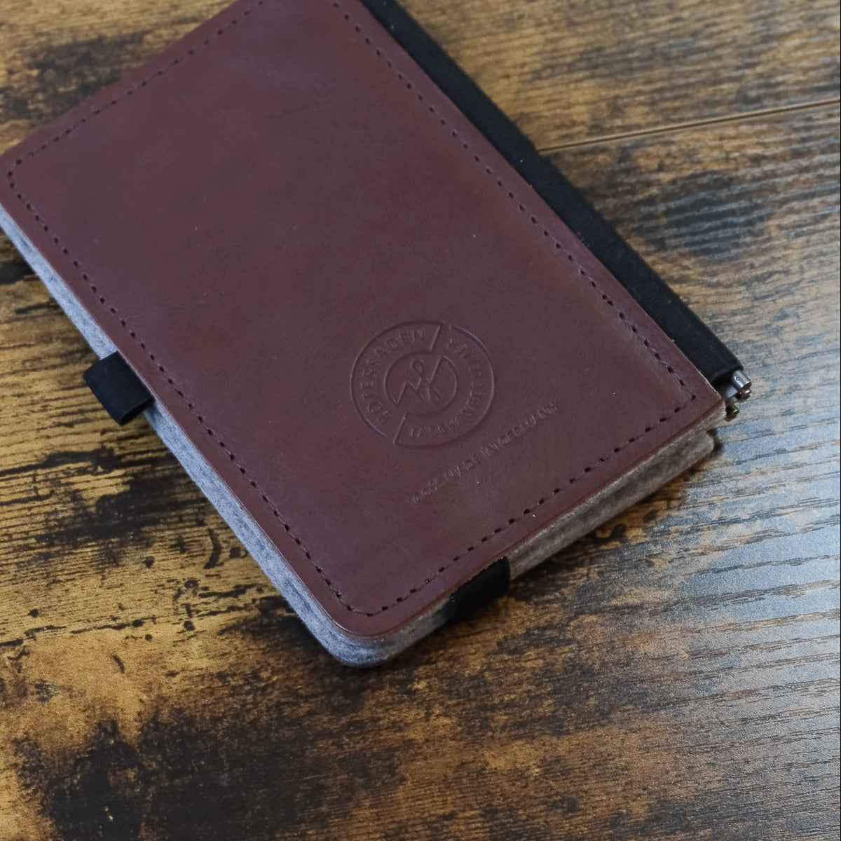 Roterfaden Taschenbegleiter BS_20 showing imprint on back of leather A6 cover