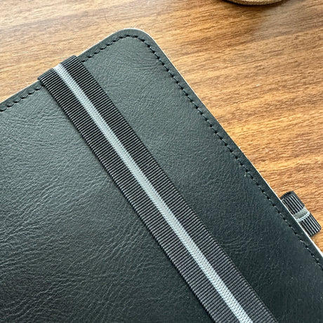 Roterfaden Taschenbegleiter LTD_008 A4 Leather and Black/Grey Ribbon