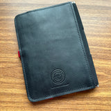 Roterfaden Taschenbegleiter LTD_022 Black Leather Rear Imprint
