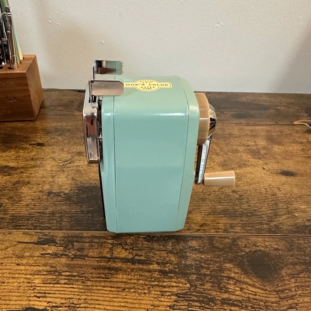 Carl Angel-5 Premium Sharpener From Side showing hand crank