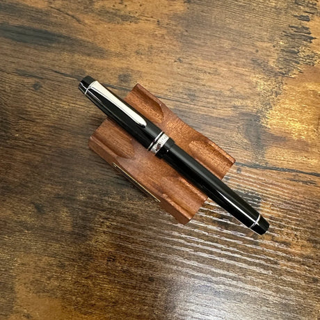 Pilot Custom 912 Fountain Pen on Pen Stand
