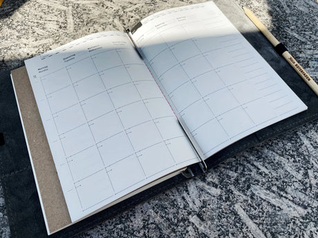 Roterfaden Taschenbegleiter Notebooks Monthly Calendar Open