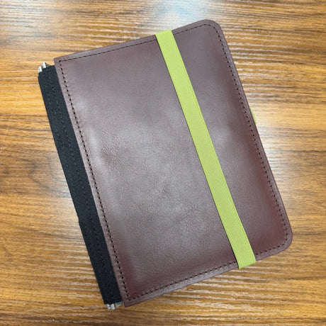 Roterfaden Taschenbegleiter LTD_015 A5 Four Clips Dark Brown Leather with Green Elastic