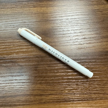 Zebra Mildliner highlighter with bold and  fine tips in Cream (MCR)